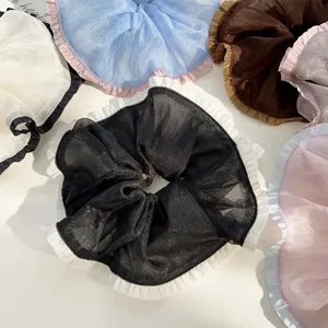 Detailweergave van kleurrijke mesh scrunchies in Koreaanse stijl met ruches