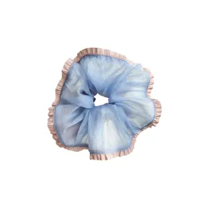 Elegante lichtblauwe mesh scrunchie met roze geplooide ruffsrand voor dames haarstyling