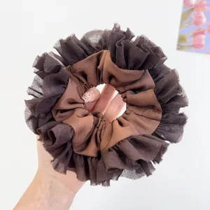 Primo piano di elastico per capelli in pizzo marrone con tulle