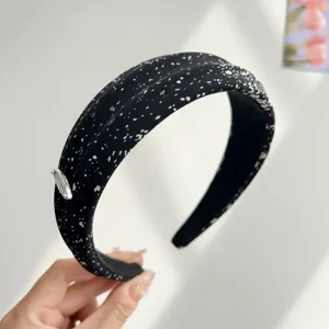 Κοντινό πλάνο μαύρης φαρδιάς στέκας με μοναδικό σχέδιο με λευκές πιτσιλιές.