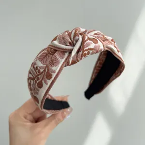 Vista detallada de la diadema anudada bordada bohemia con un patrón étnico floral vintage