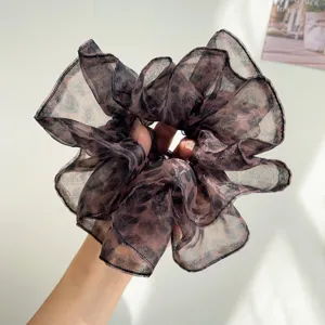 Gros plan d'un chouchou en maille léopard avec une texture froncée élégante