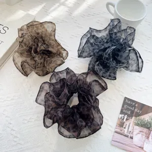 Vue de trois chouchous en tulle à imprimé léopard en marron, gris et café foncé élégants.