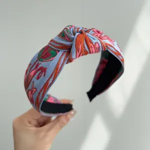 Vista detallada de la diadema con nudo estilo bohemio con bordado étnico colorido