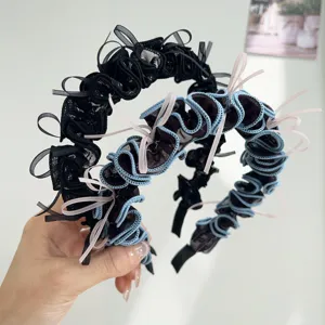 Gros plan de bandeaux à volants en maille élégante noirs et bleus avec nœuds roses