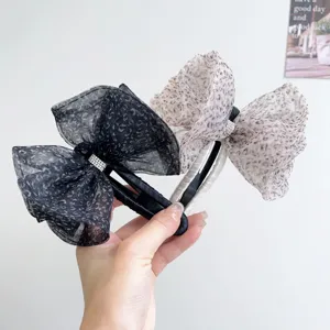 Detalle de pinzas para el cabello vintage con lazo de malla de leopardo y pedrería