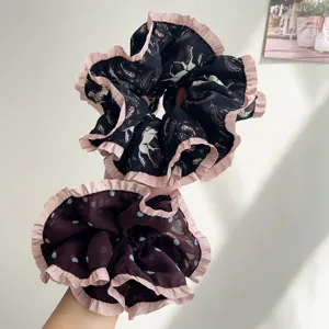 Détail de chouchous en tulle à pois et motifs chevaux avec bordures à volants roses.
