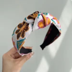 Vista detallada de una diadema con nudo estilo bohemio y bordado étnico vintage