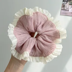 Primer plano de un elegante coletero de cuadros rosas con bordes de volantes blancos