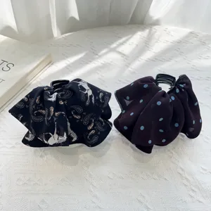 Détail de pinces à cheveux en résille plissée avec motifs à pois et paisley élégants