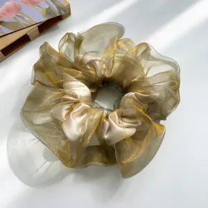 Detailansicht eines schillernden Organza-Haargummis mit traumhaftem Metallschimmer