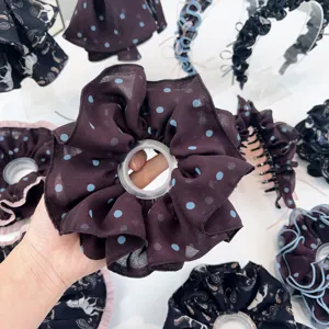 Gros plan détaillé d'un chouchou en maille surdimensionné à pois bleus chic.