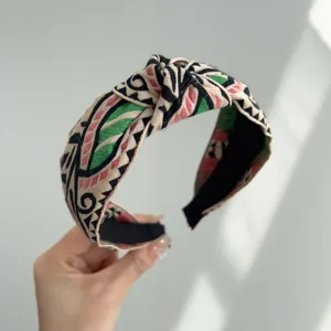 Detalle de una diadema bohemia con nudo y motivos geométricos étnicos estilo vintage