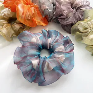 Detailansicht der schillernden Organza-Haargummis mit eleganter Textur.