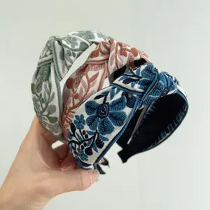 Detalle de diademas bohemias con nudos y bordados florales intrincados.