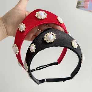 Nahaufnahme von Vintage-Stirnbändern aus Satin mit Perlen und Straßsteinen