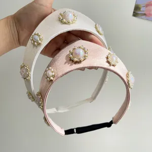 Nahaufnahme von Vintage-Satin-Stirnbändern mit eleganten floralen Perlenverzierungen.