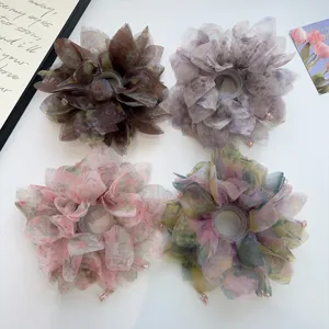 Quattro grandi elastici per capelli in organza floreale con dettagli di perline.