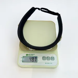Nahaufnahme eines schwarzen Perlen-Haarbandes auf einer Waage, die das Gewicht von 48,7 g zeigt