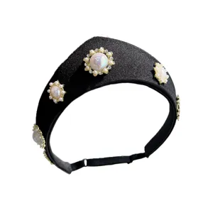 Vintage schwarzer breiter Haarreif mit irisierenden Perlen- und Kristallblumen auf Weiß