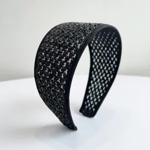 Détail montrant la texture complexe de ce bandeau large tressé noir pour un look élégant