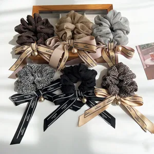 Detalle de coleteros estilo francés con lunares, leopardo, lazos y perlas finas.