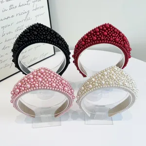 Dettaglio di cerchietti vintage con perle in quattro eleganti colori per donna
