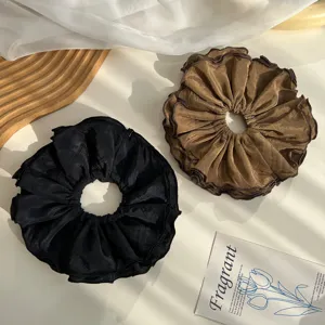 Detalle de coleteros plisados de cuatro capas en negro y marrón de tamaño extragrande.