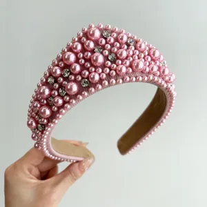 Vista dettagliata dell'elegante fascia a corona con perle rosa e strass incastonati per donne.
