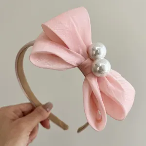 Elegantes rosa Stoff-Schleifen-Stirnband mit zwei großen Perlen für schickes Haar