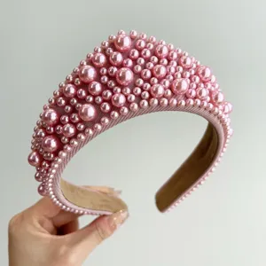 Dettaglio macro di un cerchietto largo con perle rosa di lusso dal design vintage
