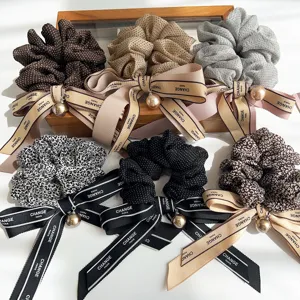 Detalle de coleteros variados con lunares, leopardo, lazos de perlas y cintas Change