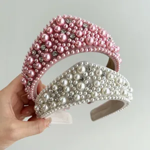 Dettaglio di cerchietti di lusso in rosa e bianco decorati con perle e cristalli