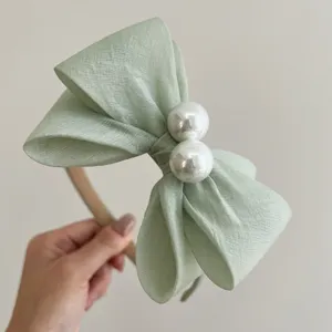 Eleganter salbeigrüner Organza-Schleifen-Haarreif mit Perlen für einen voluminösen Look