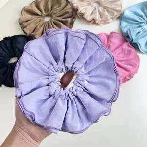 Detalle de un coletero extragrande de color lavanda con un diseño de tela de cuatro capas