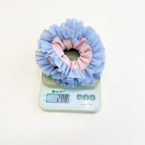Scrunchie per capelli stile danza classica blu e rosa su bilancia che pesa 28,8 grammi