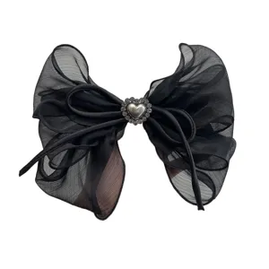 Elegante pasador de pelo con lazo de malla negra y corazón plateado con cristales.