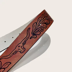 Ceinture en cuir marron style cowboy western rétro avec tête de taureau sculptée et fleurs.