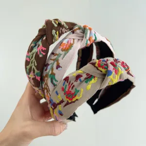 Detalle de tres diademas anudadas bordadas bohemias con motivos florales de estilo vintage