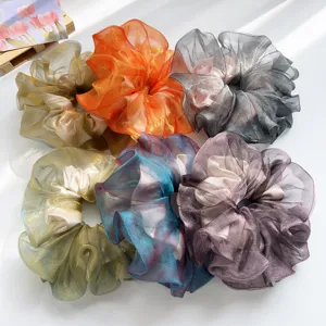 Makrodetail von irisierenden Organza-Haargummis in mehreren schimmernden Farben