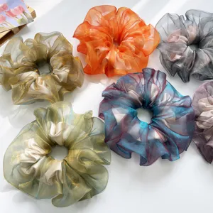 Detailansicht farbenfroher schillernder Organza-Haargummis mit elegantem Glanz-Finish