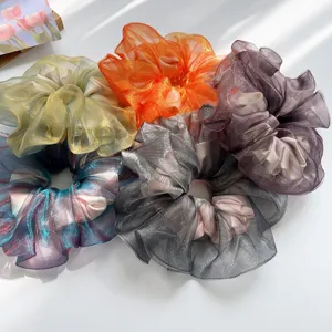 Nahaufnahme schimmernder irisierender Organza-Haargummis in verschiedenen Farben.