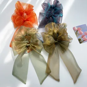 Set aus vier schillernden Organza-Haargummis mit langen Schleifen in verschiedenen Pastellfarben