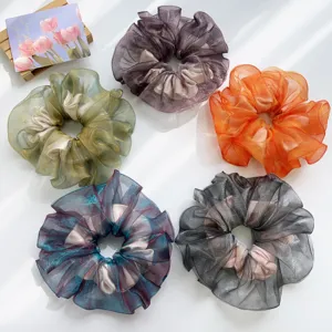 Set aus fünf schillernden Organza-Haargummis mit eleganten gerüschten Details.