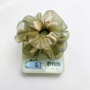 Detailansicht des schillernden Organza-Haargummis mit einem Gewicht von 16,7 Gramm