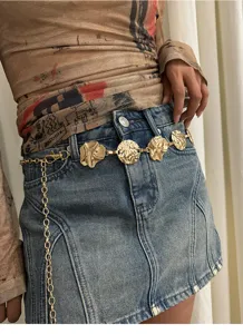 Goldene Metall-Taillenkette im Detail, mit unregelmäßigen strukturierten Medaillons für Looks.