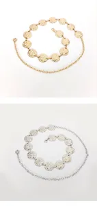 Detailaufnahme der Metall-Taille Kette mit zarten runden Scheiben und verstellbarem Design.