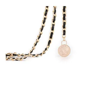 Détail de ceinture chaîne en cuir or et noir, accessoire de taille élégant pour robes.