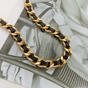 Chaine de taille mode femme chaine epaisse or metallique entrelacee avec ceinture en cuir noir