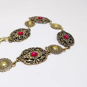 Vintage ethnischer Stil geschnitzte Metall Taillenkette mit roten Steinen fur Damen.